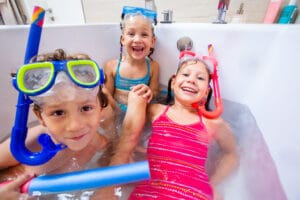 3 Kinder in der Badewanne