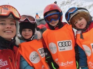 Valerie Huber mit Skikindern