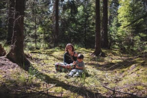 Mama und Sohn auf einer Waldlichtung