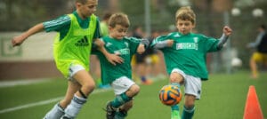 Kinder beim Fußballspiel