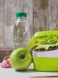 Schulbrot mit Wasser und Apfel