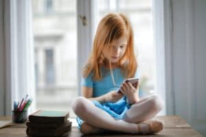 pexels-andrea-piacquadio-3755620 Mädchen mit Handy