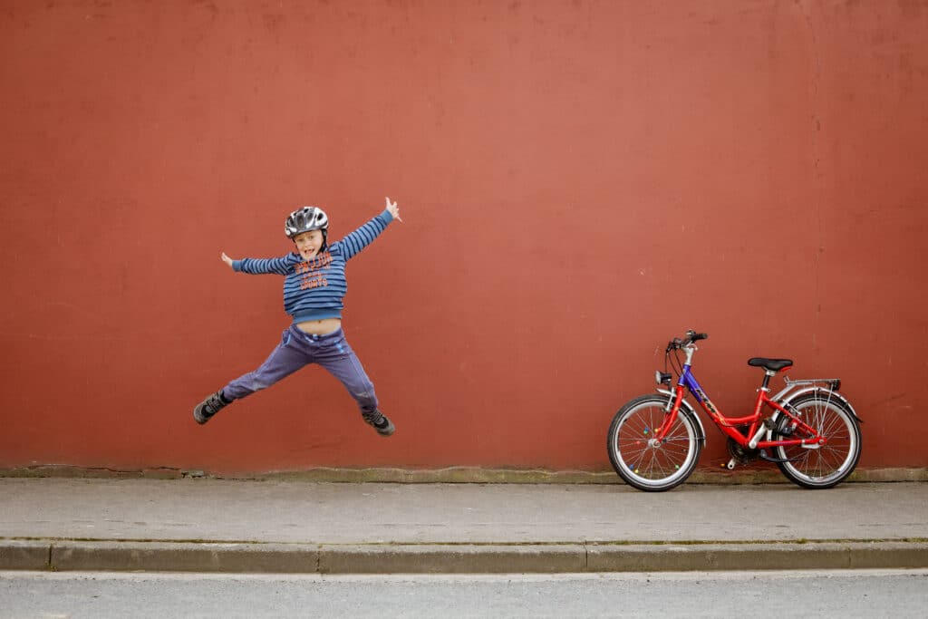 Freizeitgestaltung Kind mit Fahrrad