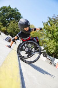 Junge im Rollstuhl auf dem Parcour