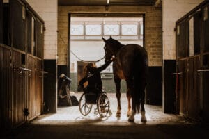 Gianna Regenbrecht im Rollstuhl bei ihrem Pferd