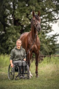 Gianna im Rollstuhl neben ihrem Pferd