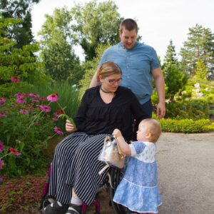 Mutter im Rollstuhl mit Kind und Mann
