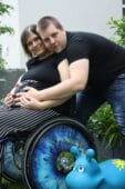 Mama im Rollstuhl mit Ehemann