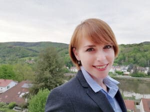 Kira Glückert - Porträt im Businessoutfit Kopie Kira Glückert