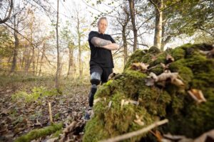 Mike im Wald Mike mit Prothese im Wald