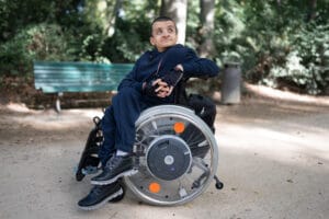 Mohammad Abo Shukur sitzend im Rollstuhl