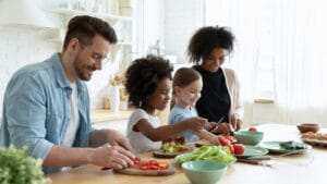 Familie beim Kochen Diversität