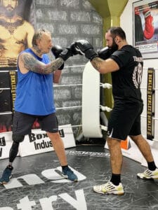 wenn möglich Aufmacherfoto Kopie Mike mit Prothese beim Boxen mit Sparringpartner