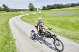 Mädchen mit Mobilitätseinschränkung auf einem Trike