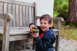 Franz mit Spielzeugauto