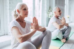 Zwei ältere Menschen beim meditieren