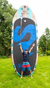 Mann vor einem speziellen Stand-Up-Paddling Board