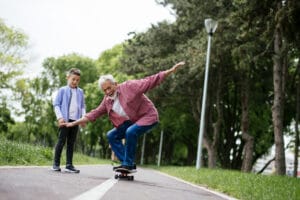 Opa auf einem Skateboard