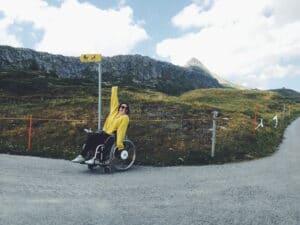 Rollifahrerin vor Bergpanorama