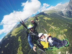 Mann mit Rollstuhl im Tandemsprung am Fallschirm