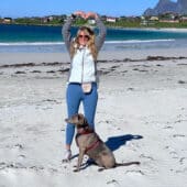 Simone Koopmann mit Hund am Strand