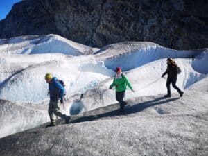 3 Personen angeleint bei Gletscherwanderung