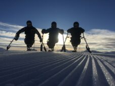 Behinderte Menschen auf Monoskis