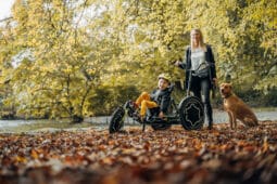 Ben auf einem TRETS von Hase Bikes mit Mutter und Hund