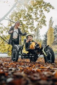 Kind auf einem TRETS der Firma Hase Bikes mit seiner Mutter