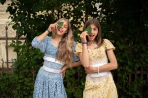 Zwei Mädchen mit Korsett von der Firma Pohlig, Therapie bei Skoliose