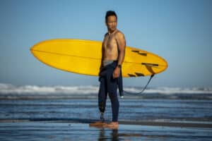 Albert Lin mit der Pro Flex Prothese von Össur am Strand