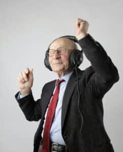 Älterer Herr hört Musik und hat Alzheimer