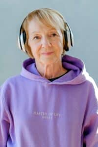 ältere Dame mit Kopfhörern