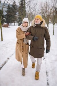 älteres Paar bei winterlichem Spaziergang,