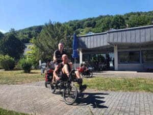 2 Radfahrer auf einem Hase Bike