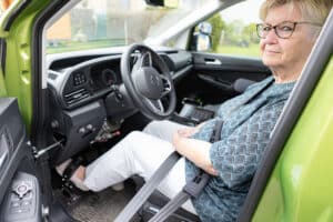 Bereits seit 1982 ist Ingrid Höhling mit ihrem Auto unterwegs – bisher mit dem „Franz-System“. Doch mit nachlassenden Kräften in den Beinen, kann sie damit nicht mehr sicher am Straßenverkehr teilnehmen. Dank der Fußlenkung mit Space Drive ist das jetzt wieder möglich.