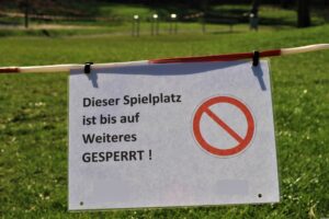 Schild "Spielplatz gesperrt"