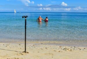 älteres Pärchen im Meer