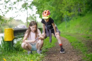 Geocaching mit Kindern motiviert die Natur zu erkunden