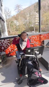 Luisa bewältigt ihren Alltag mit Rollstuhl