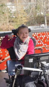 Luisa besucht als Rollstuhlfahrerin das Gymnasium