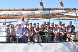 aktuelle Crew vor dem Auslaufen in Hamburg - Cornelius rechts im Bild