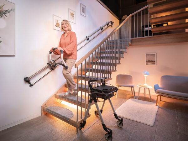 Mit einem Treppen-Rollator sicher zwischen den Etagen bewegen