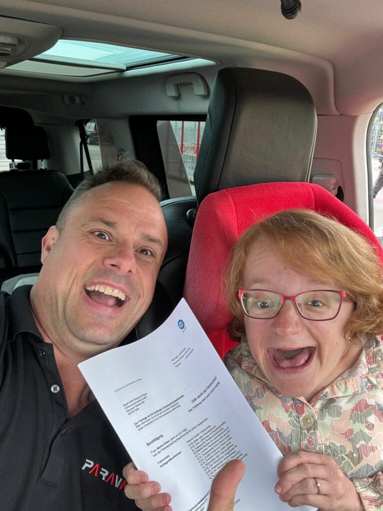Marina und Fahrlehrer Ralf Buhmann freuen sich nach bestandener Fahrpr&uuml;fung im Auto.