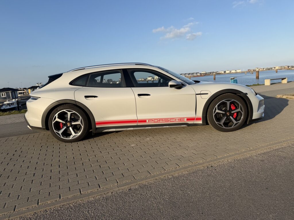 Porsche Taycan 4S Cross Turismo am Wasser