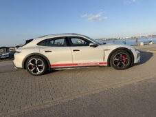 Porsche Taycan 4S Cross Turismo am Wasser