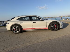Porsche Taycan 4S Cross Turismo am Wasser