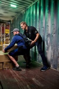 Exoskelett-Einsatz im Logistikbereich mit SUITX by Ottobock.