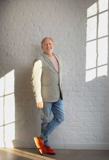 Prof. Dr. Dietrich Gr&ouml;nemeyer steht vor einer hellen Backsteinwand.