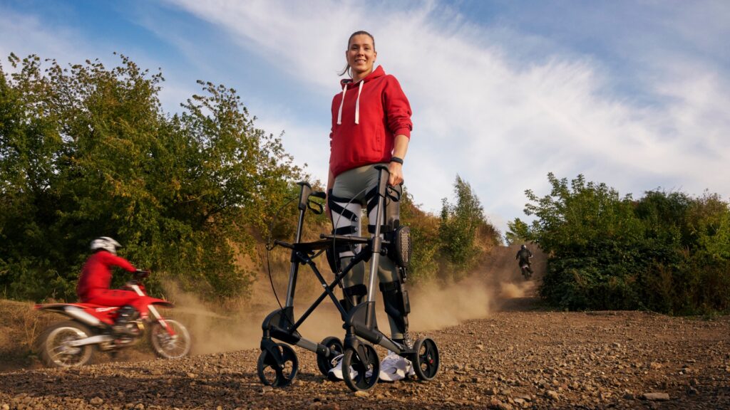 Motocross-Strecke durch ein mit H&auml;nden geformtes Herz